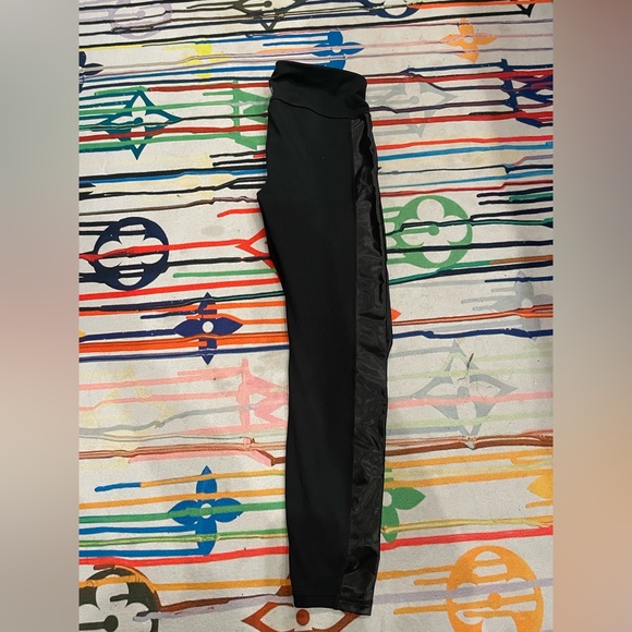 Gap Fit blackout technology tuxedo shiny stripe leggings in black - Picture 3 of 5